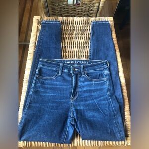 AMERICAN EAGLE OUTFITTERS HIGH RISE JEANS 💙